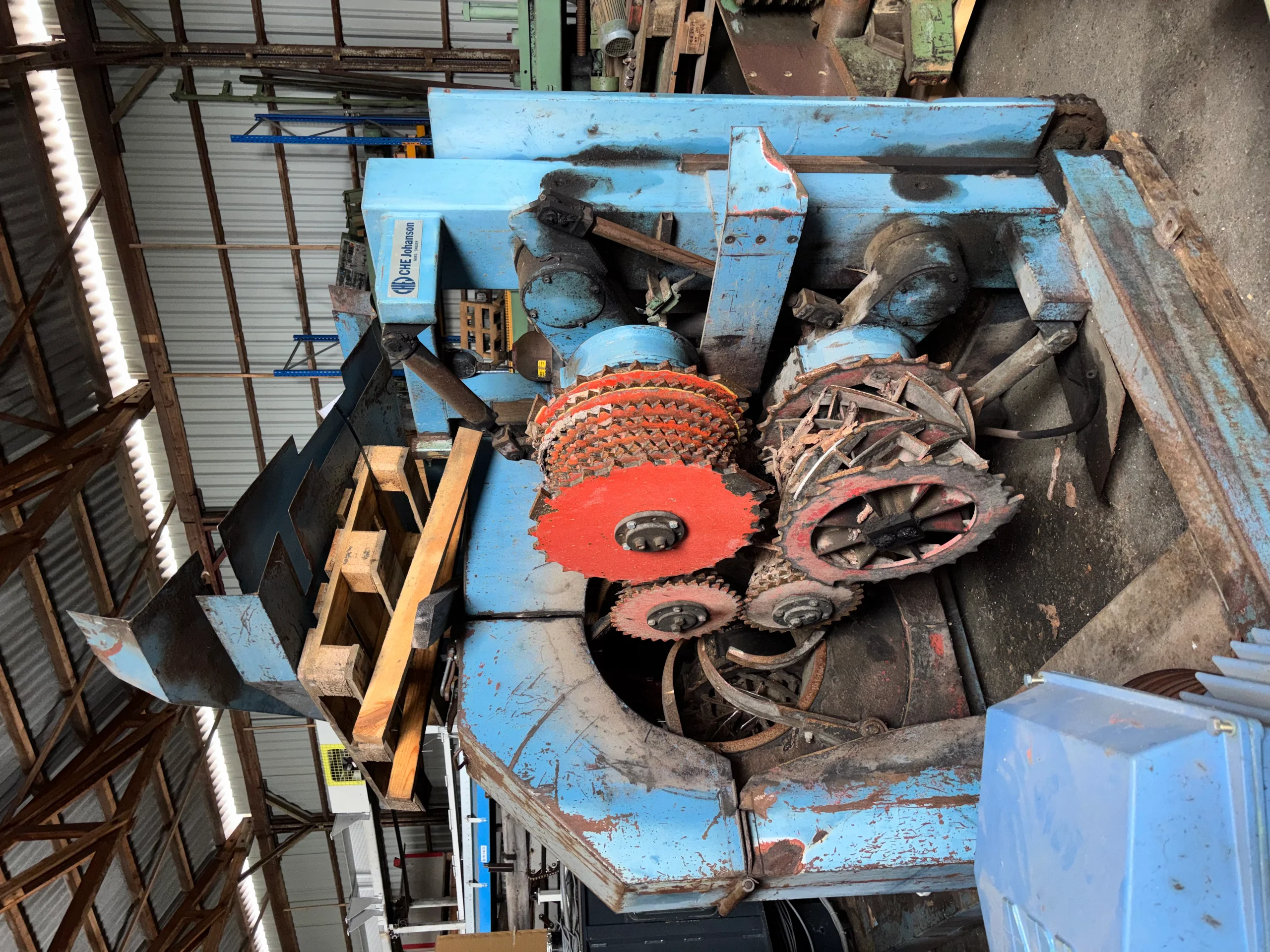 Log debarking machine